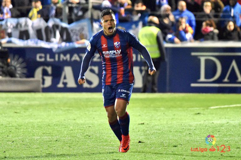 El Huesca se pone líder y el Almería despide a Luis Miguel Ramis El Huesca se pone líder y el Almería despide a Luis Miguel Ramis