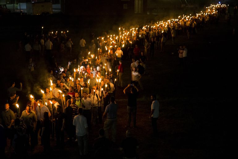 Grupos neonazis, de extrema derecha y Supremacistas Blancos marchan con antorchas hacia la Universidad de Virginia el 11 de agosto de 2017. Grupos neonazis, de extrema derecha y Supremacistas Blancos marchan con antorchas hacia la Universidad de Virginia el 11 de agosto de 2017.