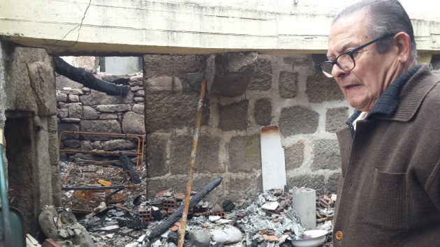 José Serrano muestra su casa quemada en la aldea de Saa, de Carballeda de Avia, Ourense José Serrano muestra su casa quemada en la aldea de Saa, de Carballeda de Avia, Ourense