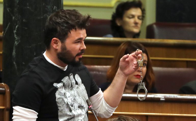 El diputado de ERC, Gabriel Rufián, muestra unas esposas en la sesión de control al Gobierno El diputado de ERC, Gabriel Rufián, muestra unas esposas en la sesión de control al Gobierno