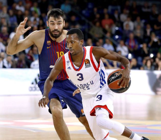 Oriola persigue a Errick Mccollum, durante el partido de este viernes Oriola persigue a Errick Mccollum, durante el partido de este viernes