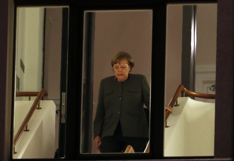 La canciller alemana Angela Merkel es vista durante el receso de una sesión de conversaciones exploratorias de cuatro partidos políticos en la Sociedad Parlamentaria Alemana en Berlín, (Alemania) hoy, jueves 16 de noviembre de 2017. La Unión Demócrata Cristiana (CDU), la Unión Social Cristiana (CSU), Los Verdes y el Partido Democrático Libre (FDP) mantienen conversaciones para formar el próximo Gobierno después de las elecciones generales de septiembre. La canciller alemana Angela Merkel es vista durante el receso de una sesión de conversaciones exploratorias de cuatro partidos políticos en la Sociedad Parlamentaria Alemana en Berlín, (Alemania) hoy, jueves 16 de noviembre de 2017. La Unión Demócrata Cristiana (CDU), la Unión Social Cristiana (CSU), Los Verdes y el Partido Democrático Libre (FDP) mantienen conversaciones para formar el próximo Gobierno después de las elecciones generales de septiembre.