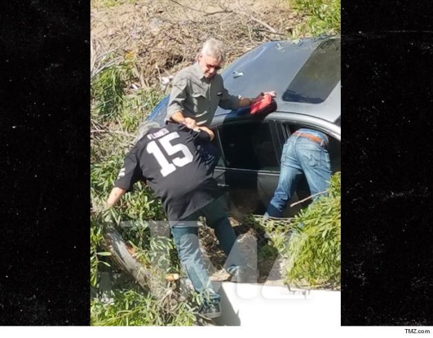 Harrison Ford ayudando en el rescate de una mujer accidentada Harrison Ford ayudando en el rescate de una mujer accidentada