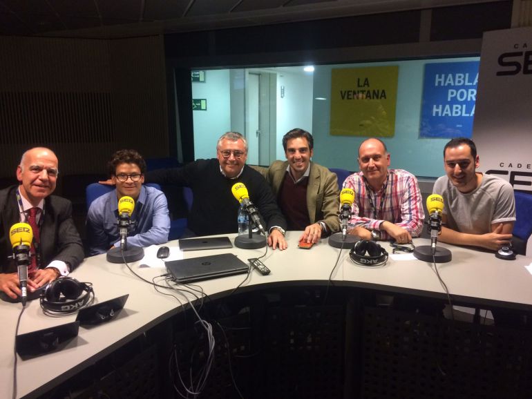 Promotores y participantes del proyecto junto a Michael Robinson y Dani Álvarez. Promotores y participantes del proyecto junto a Michael Robinson y Dani Álvarez.