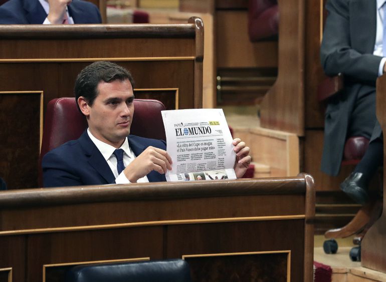 El líder de Ciudadanos, Albert Rivera, muestra el ejemplar de un diario durante el pleno del Congreso de los Diputados tras aprobar la reforma del Concierto Económico con el País Vasco y el nuevo cupo El líder de Ciudadanos, Albert Rivera, muestra el ejemplar de un diario durante el pleno del Congreso de los Diputados tras aprobar la reforma del Concierto Económico con el País Vasco y el nuevo cupo