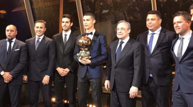 Florentino Pérez posa junto a todos los Balones de Oro del Real Madrid Florentino Pérez posa junto a todos los Balones de Oro del Real Madrid