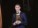 EPA7946. PARIS (FRANCIA), 07/12/2017.- El futbolista del Real Madrid Cristiano Ronaldo posa con el Balón de Oro durante la ceremonia de entrega del trofeo en París (Francia) hoy, 07 de diciembre de 2017. EFE/Faugere Franck-L'Equipe FOTO CEDIDA SOLO USO EDITORIAL NO VENTAS