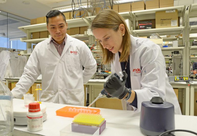 Dos investigadores de la Universidad de Brock, en Estados Unidos, analizan en un laboratoria las concentraciones de litio en el agua potable que se distribuye en el estado de Texas.
Dos investigadores de la Universidad de Brock, en Estados Unidos, analizan en un laboratoria las concentraciones de litio en el agua potable que se distribuye en el estado de Texas.