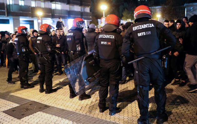 La Ertzaintza trata de contener a los ultras rusos el pasado jueves, en San Sebastián