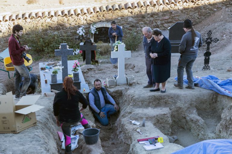 Exhumación en el cementerio de Pomer, provincia de Zaragoza, noviembre de 2017.