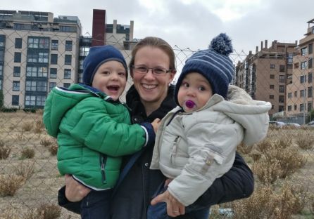 Katharina con sus dos hijos 'erasmus' en brazos Katharina con sus dos hijos 'erasmus' en brazos