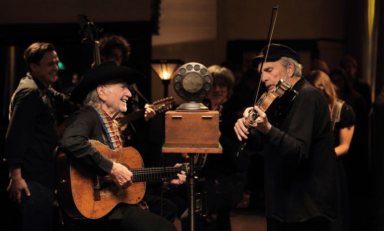 Una de las escenas de las actuaciones musicales de 'American Epic' con Willie Nelson y el fallecido Merle Haggard Una de las escenas de las actuaciones musicales de 'American Epic' con Willie Nelson y el fallecido Merle Haggard