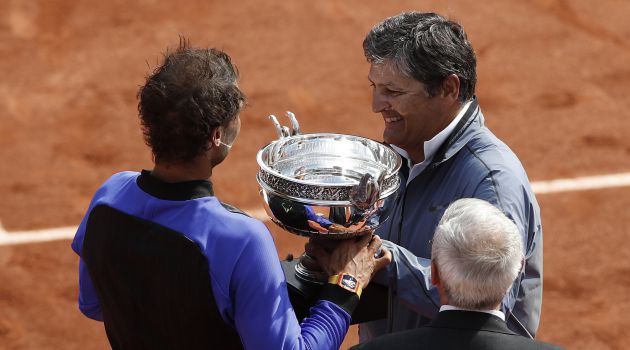 Toni Nadal y Rafa Nadal, con el trofeo de ganador de Roland Garros en 2017 Toni Nadal y Rafa Nadal, con el trofeo de ganador de Roland Garros en 2017