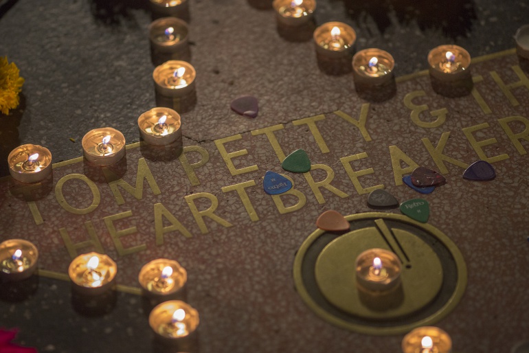 Velas encendidas sobre la estrella de Tom Petty en el Paseo de la Fama Velas encendidas sobre la estrella de Tom Petty en el Paseo de la Fama