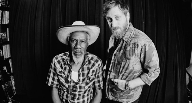 Robert Finley junto a Dan Auerbach Robert Finley junto a Dan Auerbach
