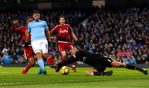 Agüero intenta rematar un balón en el partido contra el Watford Agüero intenta rematar un balón en el partido contra el Watford