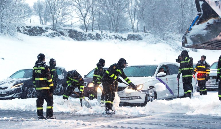 Efectivos de la Unidad Militar de Emergencias (UME) trabajaron para liberar a los vehículos atrapados en varios tramos de la AP-6 por la nevada. Efectivos de la Unidad Militar de Emergencias (UME) trabajaron para liberar a los vehículos atrapados en varios tramos de la AP-6 por la nevada.