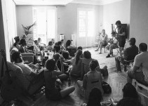 Conciertos íntimos en el salón de una casa