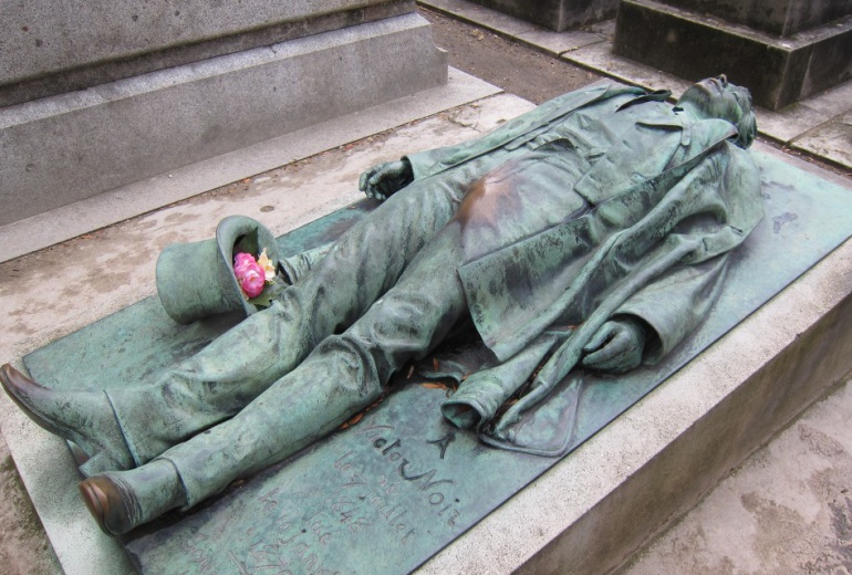 Tumba de Victor Noir, situada en el cementerio Père Lachaise de París Tumba de Victor Noir, situada en el cementerio Père Lachaise de París