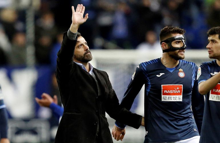El técnico del RCD Espanyol, Quique Sánchez Flores (i) y los jugadores del equipo españolista David López y Aarón Martín, durante el partido de la decimoctava jornada de Liga en Primera División El técnico del RCD Espanyol, Quique Sánchez Flores (i) y los jugadores del equipo españolista David López y Aarón Martín, durante el partido de la decimoctava jornada de Liga en Primera División