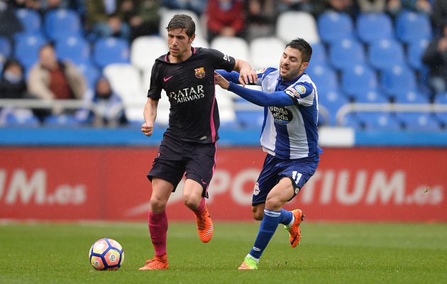 Carles Gil intenta robar un balón a Sergi Roberto Carles Gil intenta robar un balón a Sergi Roberto