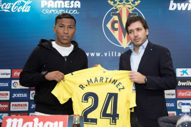 Roig Negueroles, con Roger Martínez en su presentación como nuevo jugador del Villarreal Roig Negueroles, con Roger Martínez en su presentación como nuevo jugador del Villarreal