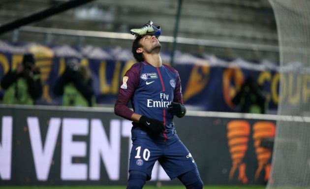 Neymar celebra un gol, el pasado miércoles, con su bota en la cabeza Neymar celebra un gol, el pasado miércoles, con su bota en la cabeza