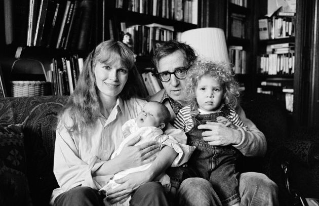 Mia Farrow, Woody Allen y sus hijos en una foto de 1988 Mia Farrow, Woody Allen y sus hijos en una foto de 1988