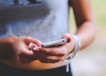 Las repercusiones que puede tener compartir un vídeo sexual por WhatsApp