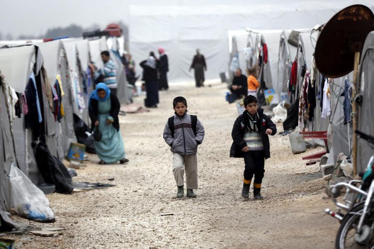 Unos niños refugiados sirios caminan entre tiendas de campaña en el campo de refugiados de Suruc, en la zona fronteriza entre Turquía y Siria Unos niños refugiados sirios caminan entre tiendas de campaña en el campo de refugiados de Suruc, en la zona fronteriza entre Turquía y Siria