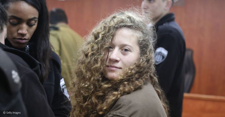 Ahed Tamimi de 16 años, en la corte militar israelí, donde será juzgada por abofetear a un soldado Ahed Tamimi de 16 años, en la corte militar israelí, donde será juzgada por abofetear a un soldado