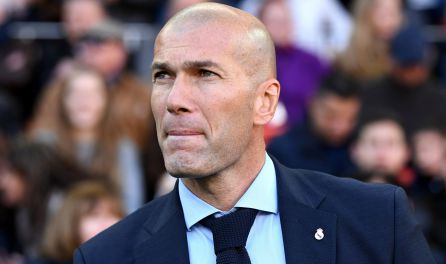Zinedine Zidane en el partido ante el Valencia en Mestalla Zinedine Zidane en el partido ante el Valencia en Mestalla