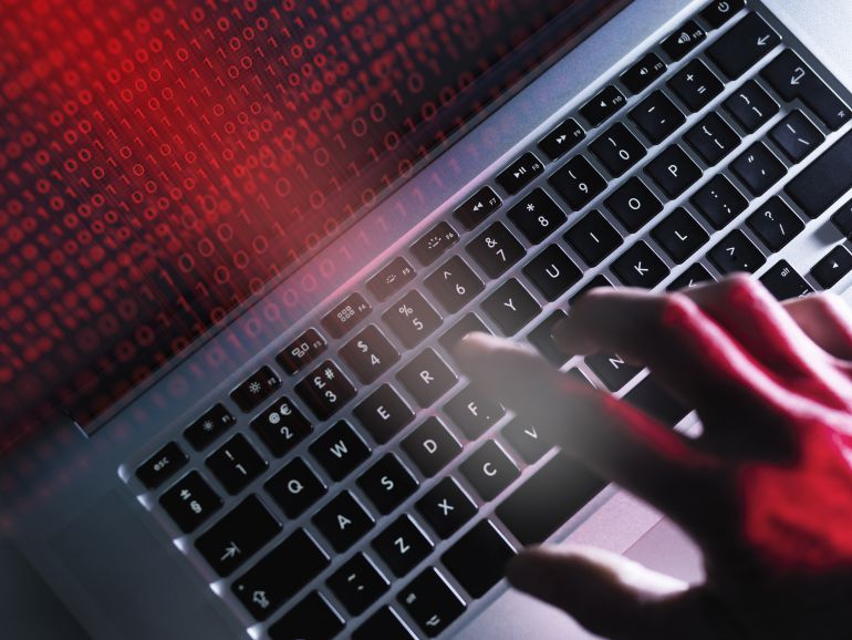 Pagos a terceros: el 'click' tramposo en el móvil que te puede arruinar Pagos a terceros: el 'click' tramposo en el móvil que te puede arruinar