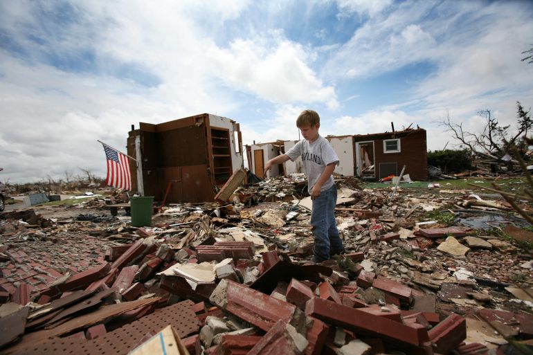 Un niño juega con un ladrillo entre los restos de su casa, en Greensburg (Kansas), destruida tras el paso de un tornado el 7 de mayo de 2007 Un niño juega con un ladrillo entre los restos de su casa, en Greensburg (Kansas), destruida tras el paso de un tornado el 7 de mayo de 2007