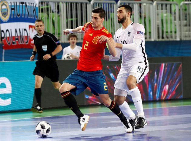 Ortiz controla un balón, ante la presión del francés Mohammed Ortiz controla un balón, ante la presión del francés Mohammed