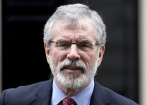 Gerry Adams deja la presidencia del Sinn Féin tras 35 años al frente