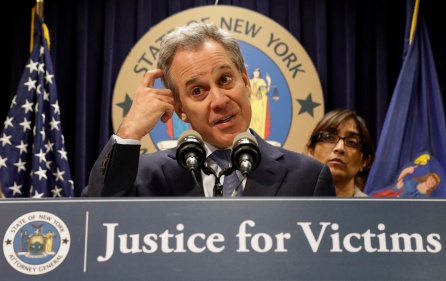 El fiscal general de Nueva York, Eric Schneiderman durante la rueda de prensa en la que explicó la demanda que ha interpuesto el estado contra Weinstein y su empresa. El fiscal general de Nueva York, Eric Schneiderman durante la rueda de prensa en la que explicó la demanda que ha interpuesto el estado contra Weinstein y su empresa.