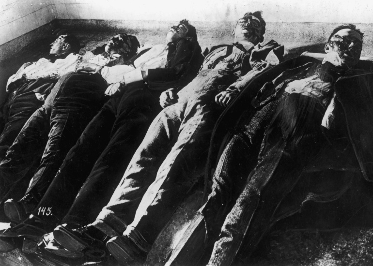 Cuerpos sin vida de las víctimas de la Masacre de San Valentín Cuerpos sin vida de las víctimas de la Masacre de San Valentín