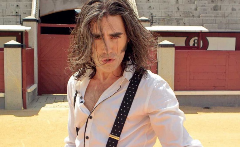 El cantaor Alejandro Sánchez Bermejo, 'Tumbaíto', en el videoclip de 'Volare' El cantaor Alejandro Sánchez Bermejo, 'Tumbaíto', en el videoclip de 'Volare'