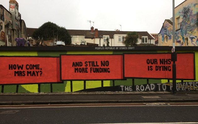 Imagen de los anuncios en Bristol, Reino Unido. En ellos se lee: "Nuestra sanidad pública (NHS) se muere", "Y aún no hay más financiación", "¿Cómo es posible, señora May?" Imagen de los anuncios en Bristol, Reino Unido. En ellos se lee: "Nuestra sanidad pública (NHS) se muere", "Y aún no hay más financiación", "¿Cómo es posible, señora May?"