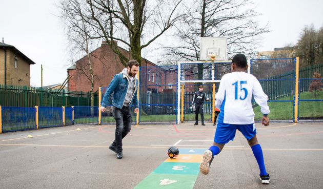 Juan Mata jugando con un niño durante un evento con la Fundación del United el pasado lunes Juan Mata jugando con un niño durante un evento con la Fundación del United el pasado lunes