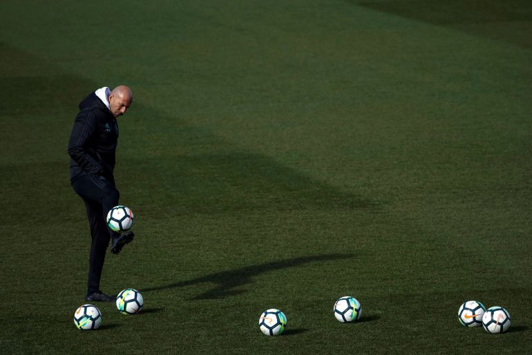 Zidane, rodeado de balones durante un entrenamiento en Valdebebas Zidane, rodeado de balones durante un entrenamiento en Valdebebas