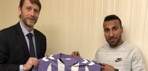 Presentación del jugador del Valladolid con su presidente Carlos Suárez Presentación del jugador del Valladolid con su presidente Carlos Suárez