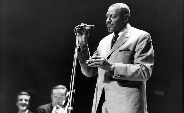 Sonny Boy Williamson durante una actuación en Reino Unido en 1964 Sonny Boy Williamson durante una actuación en Reino Unido en 1964