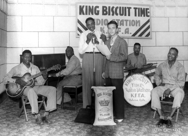 Williamson, junto al micro, interpreta un tema en el programa King Biscuit Time de la emisora KFFA de Arkansas en 1942 Williamson, junto al micro, interpreta un tema en el programa King Biscuit Time de la emisora KFFA de Arkansas en 1942