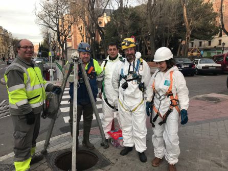 A punto de incursionar en una alcantarilla de Madrid A punto de incursionar en una alcantarilla de Madrid