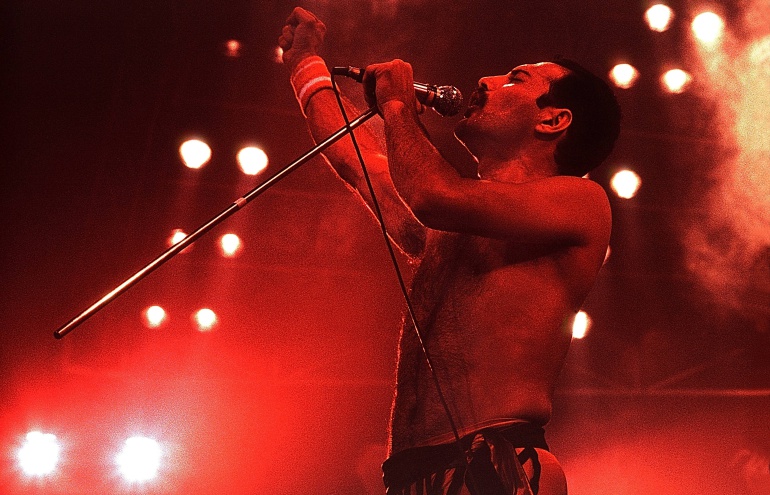 Queen durante una actuación en el estadio de Wembley en 1984 Queen durante una actuación en el estadio de Wembley en 1984