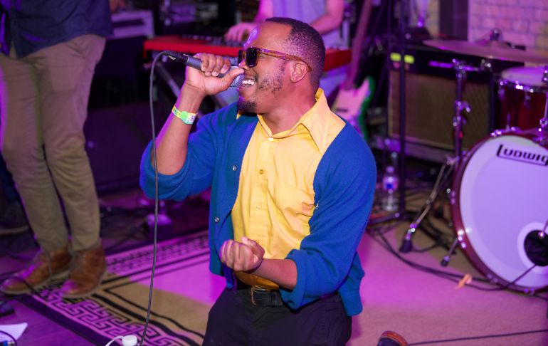Durand Jones durante su actuación en el Festival SXSW de Austin en marzo de 2017 Durand Jones durante su actuación en el Festival SXSW de Austin en marzo de 2017
