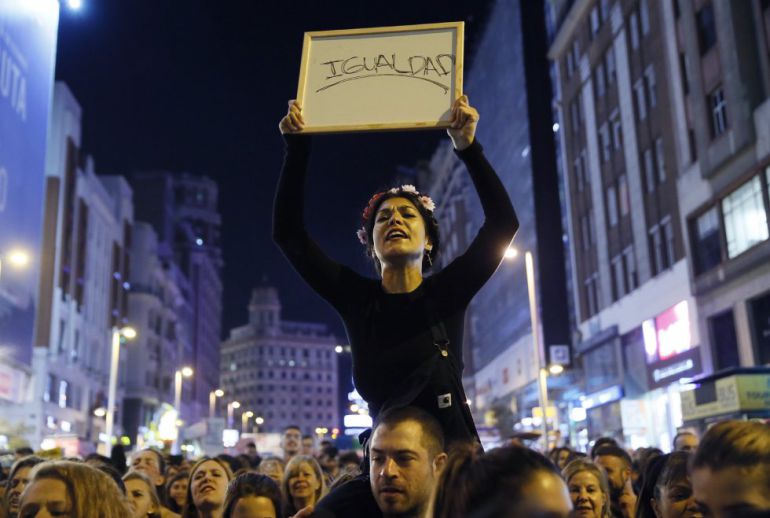 Una de las mujeres de la marchas del Día del la Mujer en 2017 sostiene una pizarra pidiendo igualdad
Una de las mujeres de la marchas del Día del la Mujer en 2017 sostiene una pizarra pidiendo igualdad