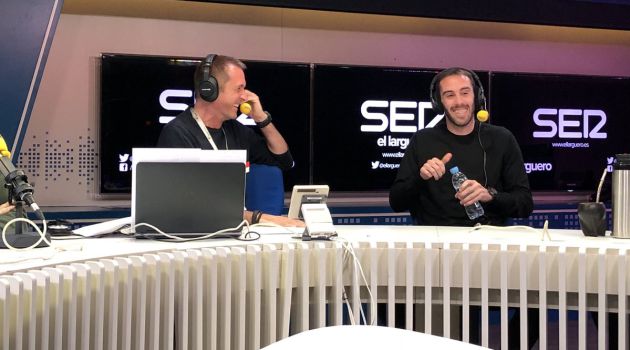 Diego Godín y Manu Carreño lo pasaron bien durante la entrevista Diego Godín y Manu Carreño lo pasaron bien durante la entrevista